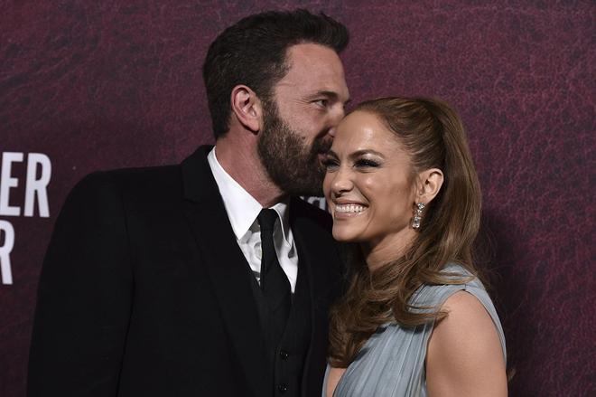 Jennifer Lopez y Ben Affleck enamorados en la alfombra roja