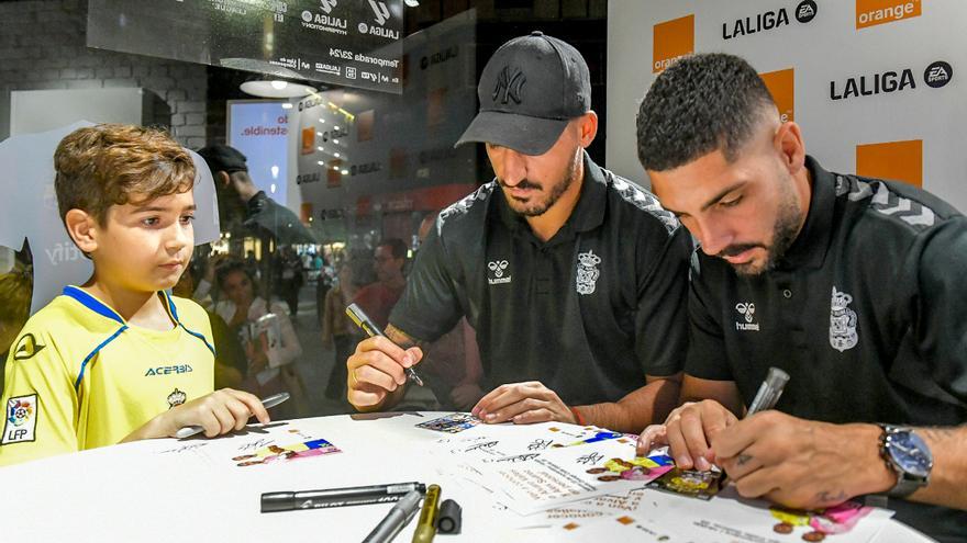 Álex Suárez y Álvaro Valles firman autógrafos en la Tienda Orange