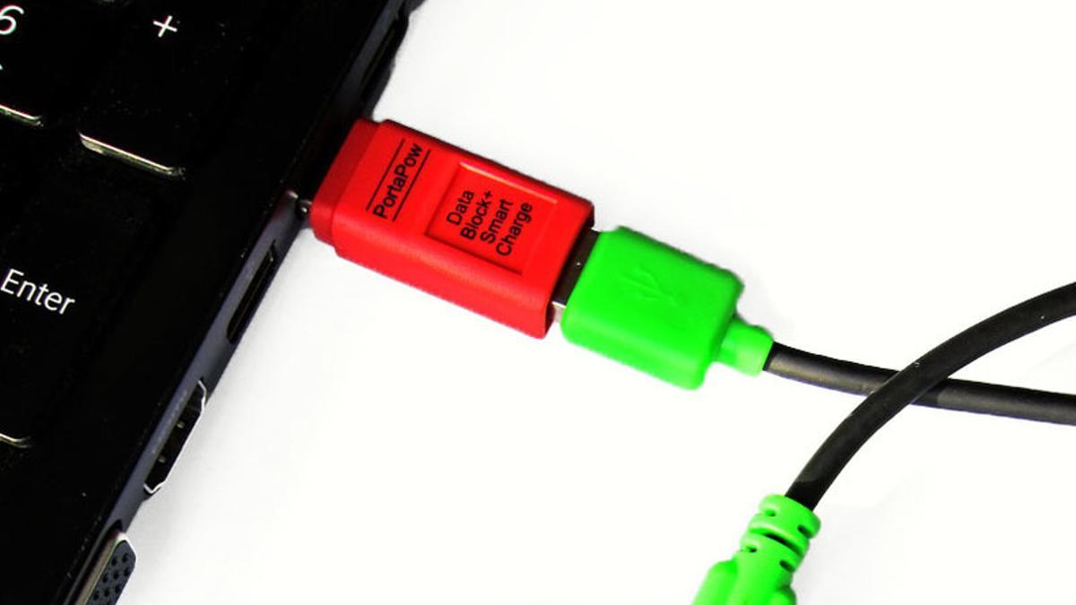 El condón de USB media entre el cable USB y el dispositivo de carga.