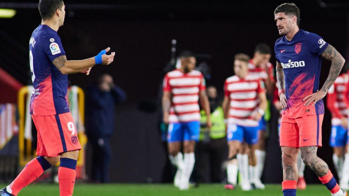 Luis Suárez y De Paul, tras uno de los goles del Granada. |  // E. PRESS