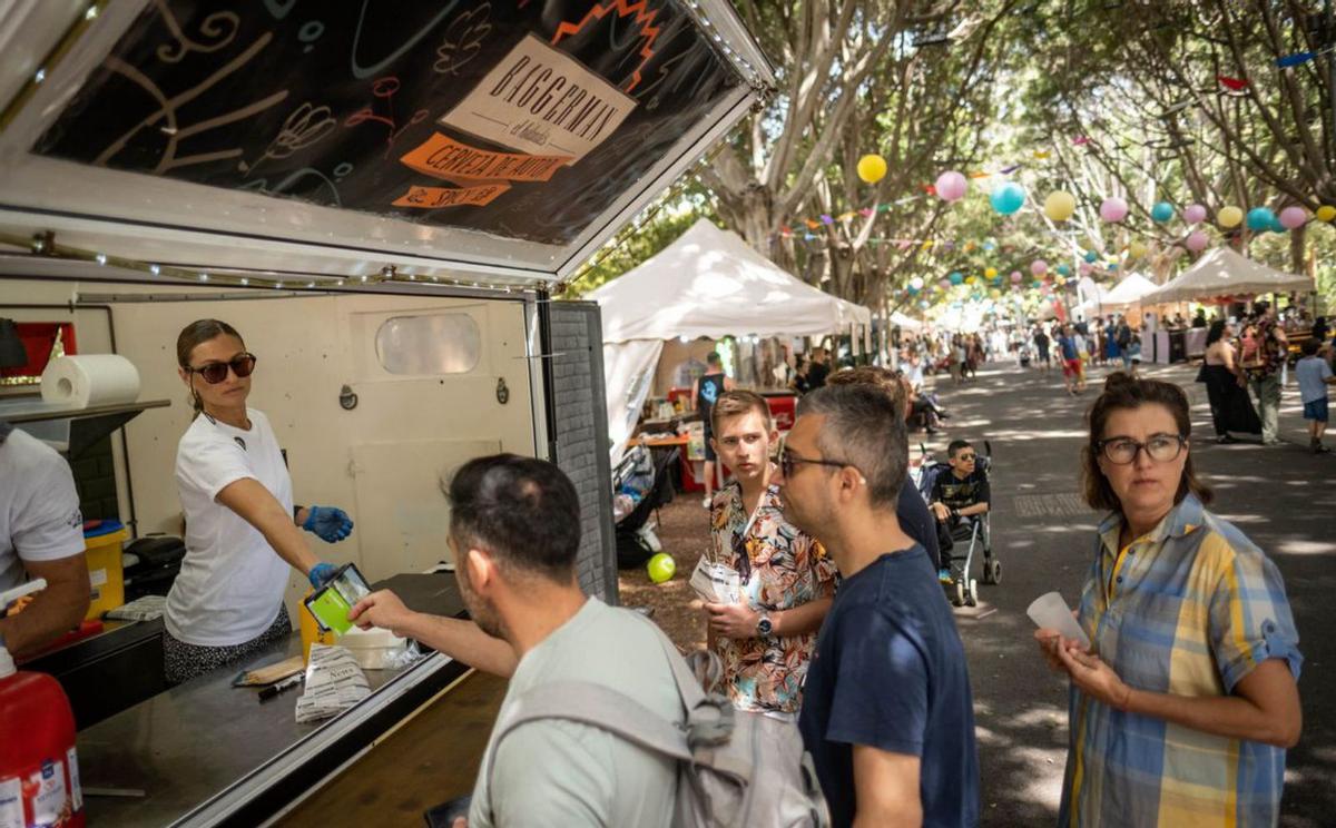 en la explanada de Anaga (centro); comida en el parque García Sanabria (i.) y deporte en la avenida Martíma (derecha). | andrés Gutiérrez