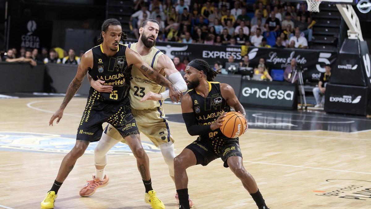Patty Mills trata de penetrar aprovechándose de un bloqueo de Kevin Yebo.