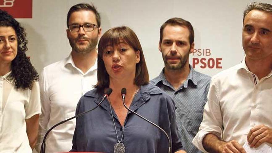 Armengol, Pere Joan Pons y cargos socialistas, ayer en la sede del PSOE balear.