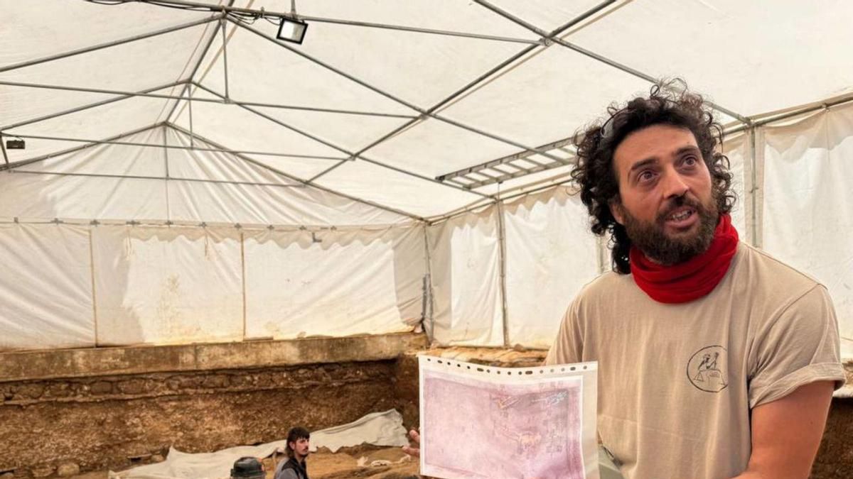 Daniel Quiroga, responsable de las exhumaciones en el cementerio de La Salud.  | VÍCTOR CASTRO