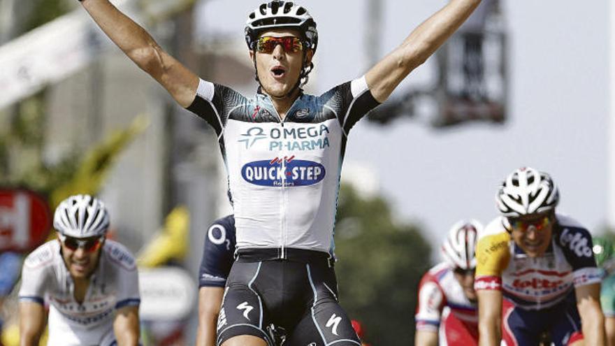 El italiano Trentin alza los brazos celebrando su victoria en la meta de Lyon. / Foto Horcajuelo / Efe