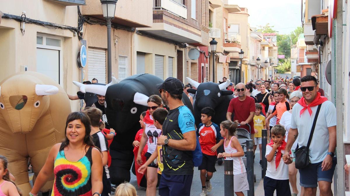 Gran encierro de toros hinchables por las calles de Beniel.