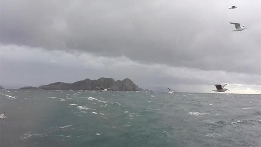 Un barco de Cangas se arriesga con el temporal