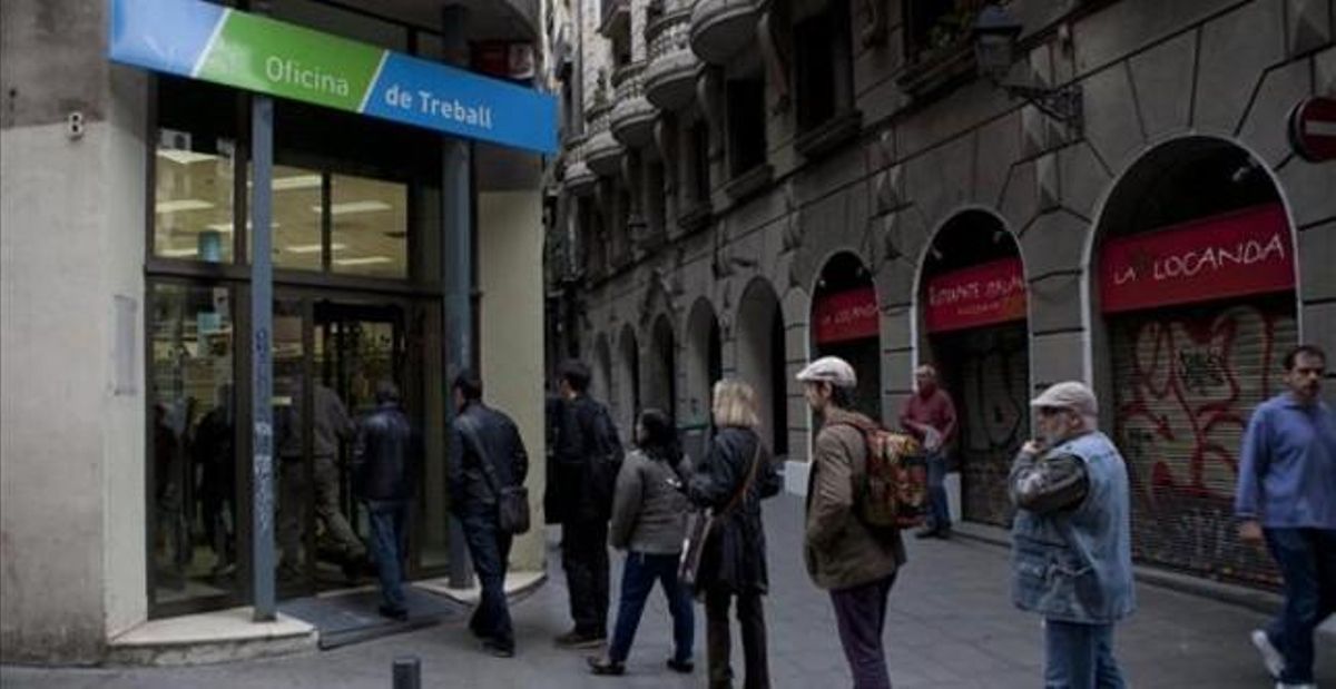 Cua en una oficina de treball del barri Gòtic.