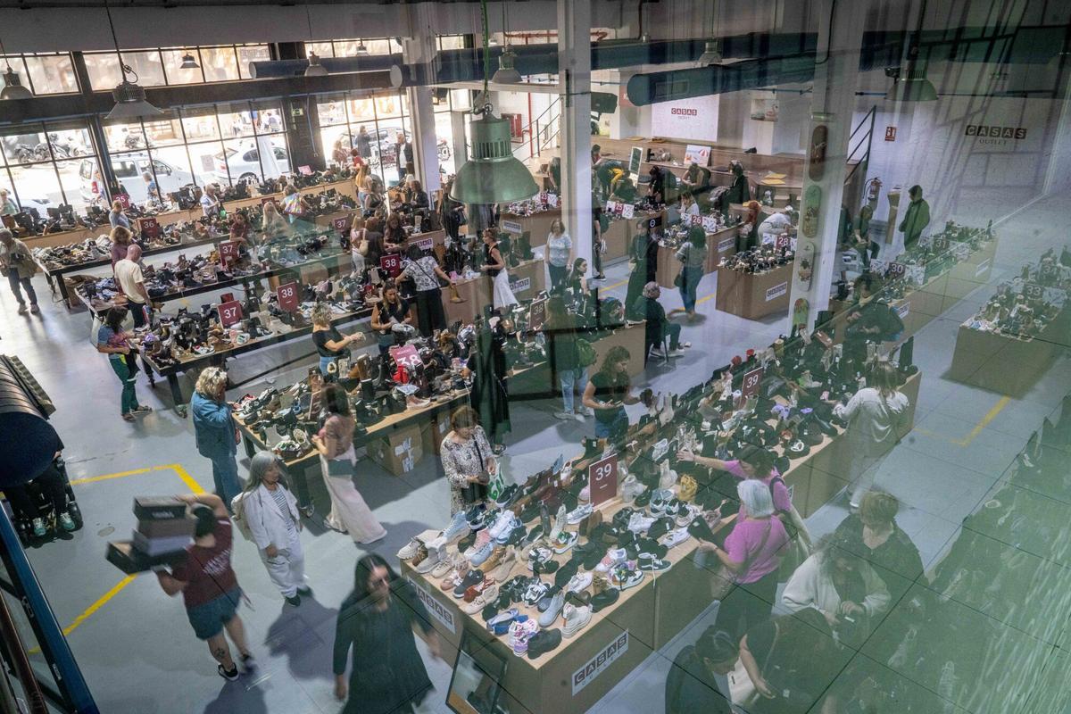 Ambiente en el outlet efímero de la cadena de zapaterías Casas, que ofrece descuentos en marcas como Converse, Aro o Camper, en Barcelona, el 22 de octubre de 2025.