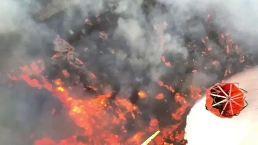 Así se combate el incendio de Tamadaba desde el aire