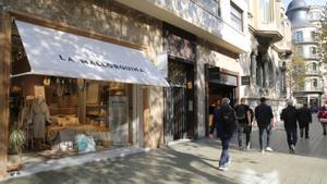 Tiendas de textil de hogar e interiorismo en la Diagonal, con La Mallorquina, recientemente abierta, en primer término.