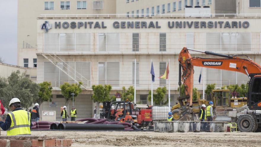 Trabajos de construcción del hospital de campaña en Alicante.