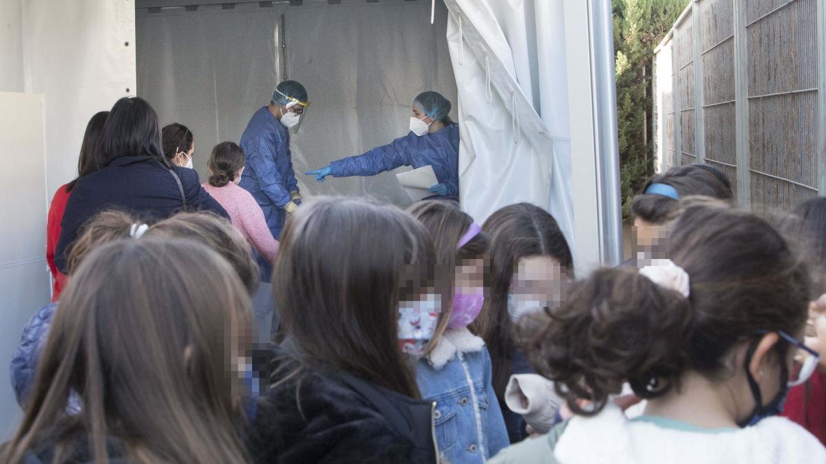 Niños esperando para hacer una PCR en plena sexta ola en un centro de salud de Alicante.