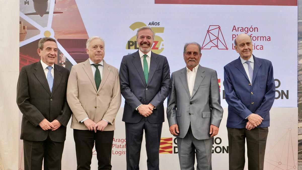 Foto histórica de todos los consejeros entre 2000 y 2026 que han gestionado Plaza en sus 25 años, con Javier Velasco a la izquierda de Jorge Azcón, esta semana.