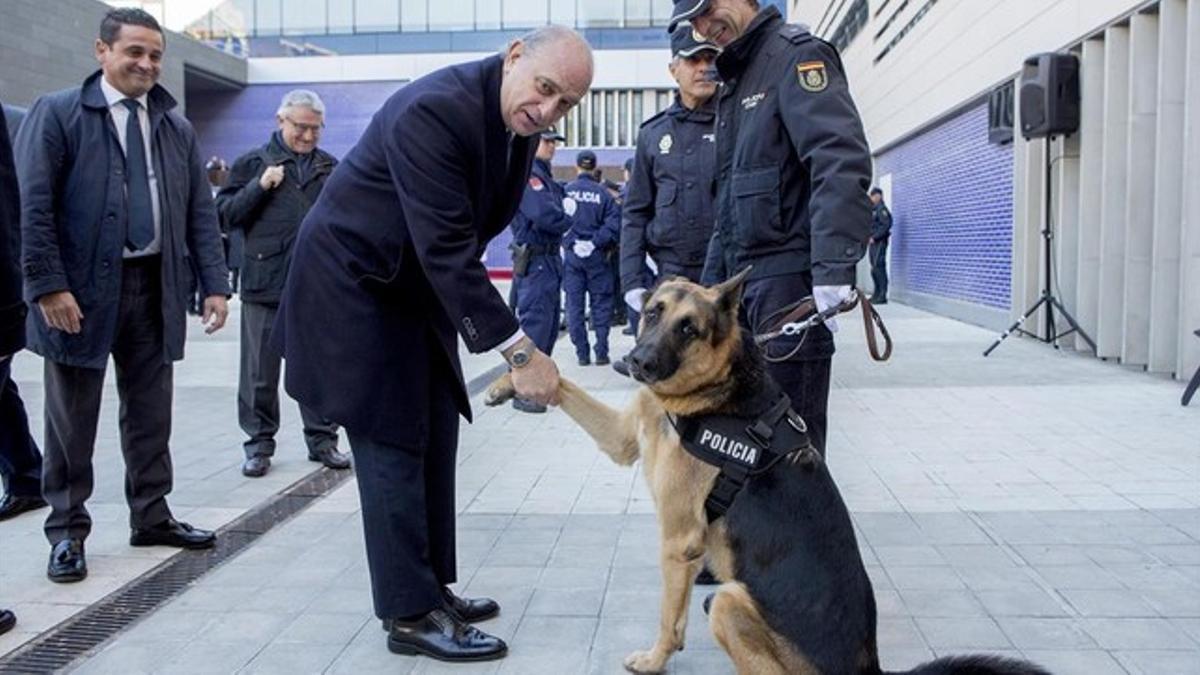 El ministro del Interior, Jorge Fernández Díaz , en el acto de concesión del uso de la bandera de España a la Jefatura Superior de Policía de Catalunya.