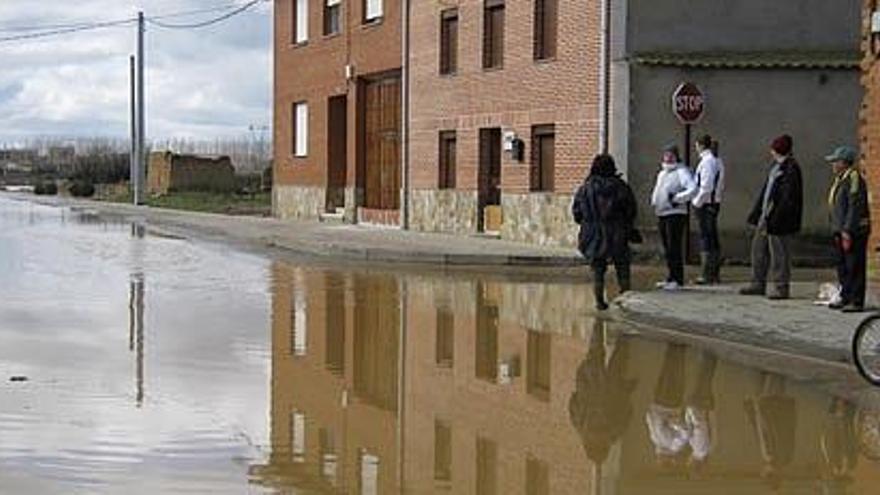 El agua entra en una calle de Quiruelas de Vidriales.