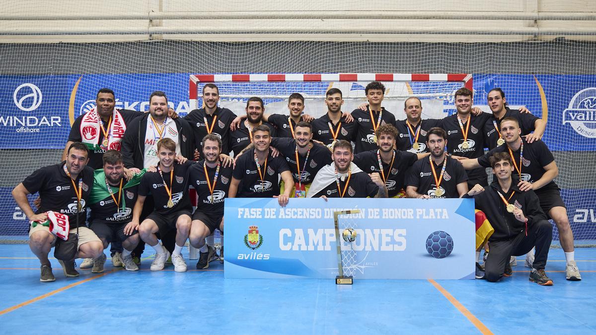 El equipo mallorquín posa en Avilés tras conseguir el ascenso a División de Honor Plata