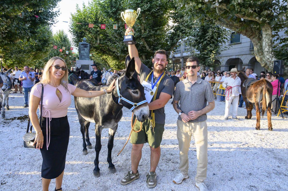 Sergio Freire gañador con Dinamita, recibindo o seu trofeo.