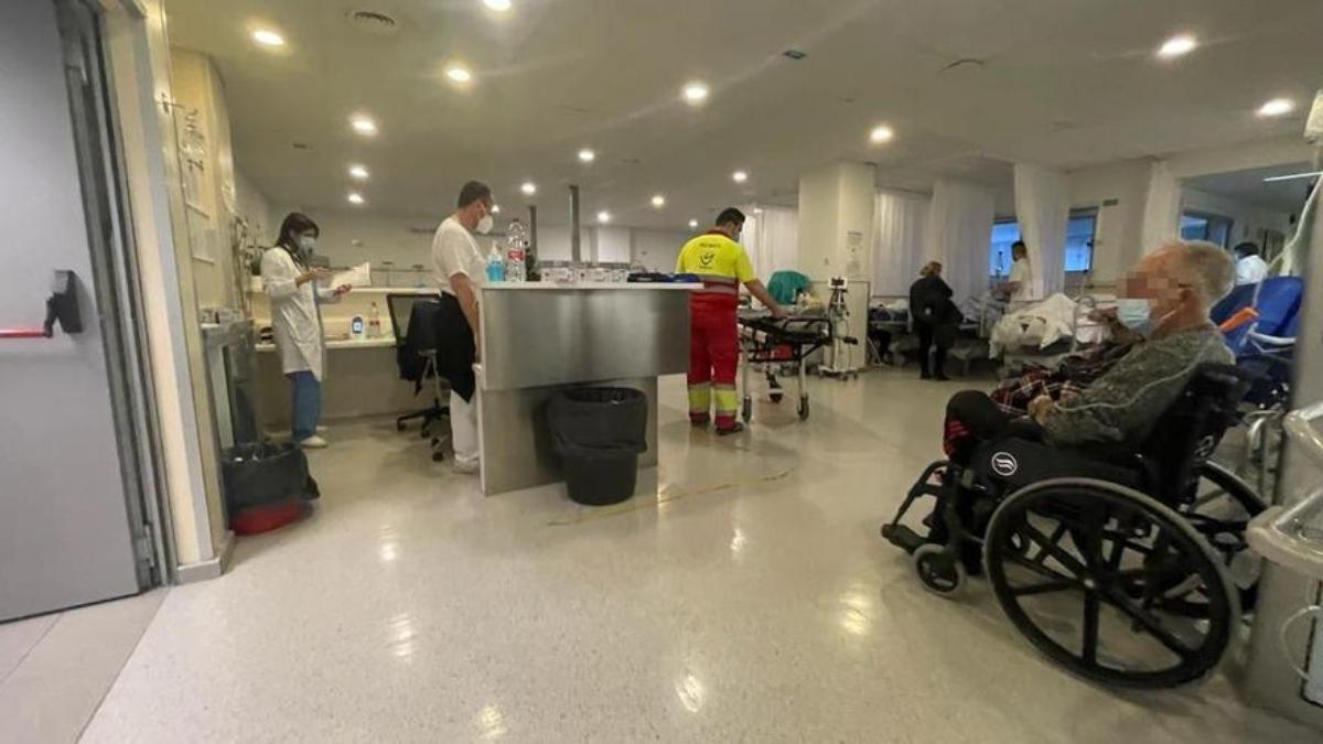 Pacientes a la espera en una sala de Urgencias del hospital Reina Sofía de Murcia.