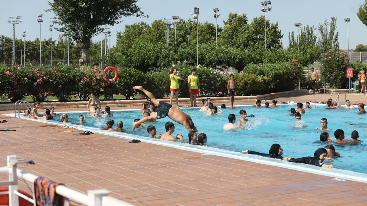 Piscina de verano del barrio zaragozano del Actur, el año pasado.