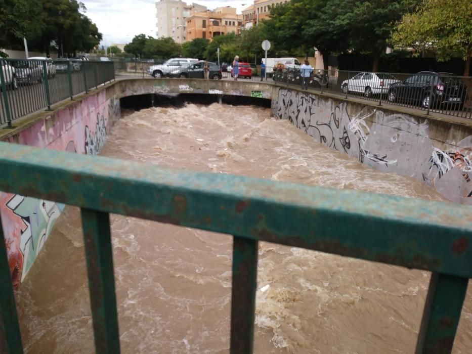 Saturación de tráfico y gente por la lluvia