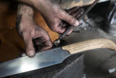 Álvaro en diferentes momentos del proceso de fabricación de sus cuchillos que duran toda la vida