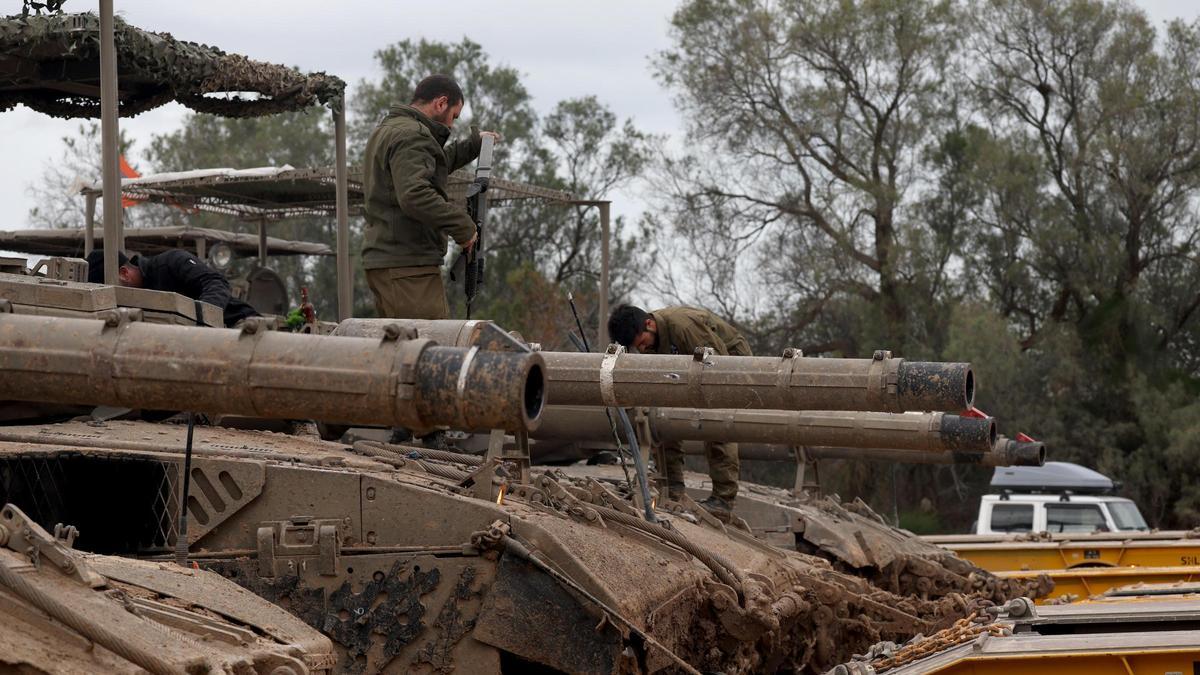 Tanques de transporte del ejército israelí retirados del sur de la Franja de Gaza