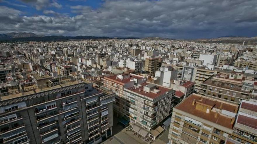 Vista aérea de Elche, en la que se observa una parte del parque de viviendas del que dispone la localidad.