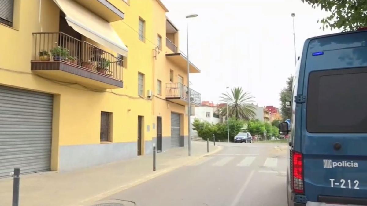 Els Mossos custodien l'entrada d'un dels habitatges destrossats aquest divendres a Figueres.