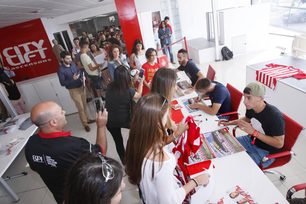 Signatures dels jugadors del Girona a la seu de Citylift