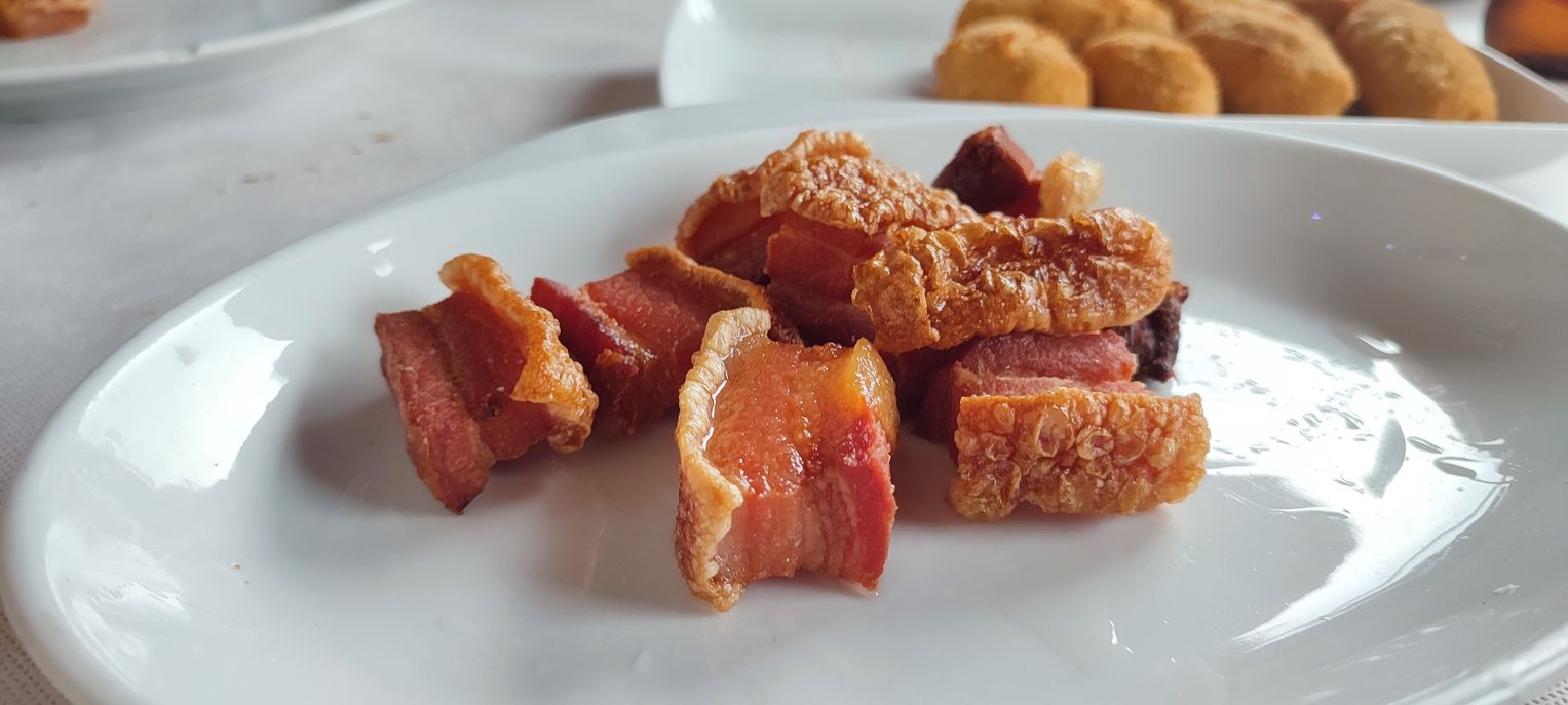 Imagen de un plato de torreznos, plato típico español