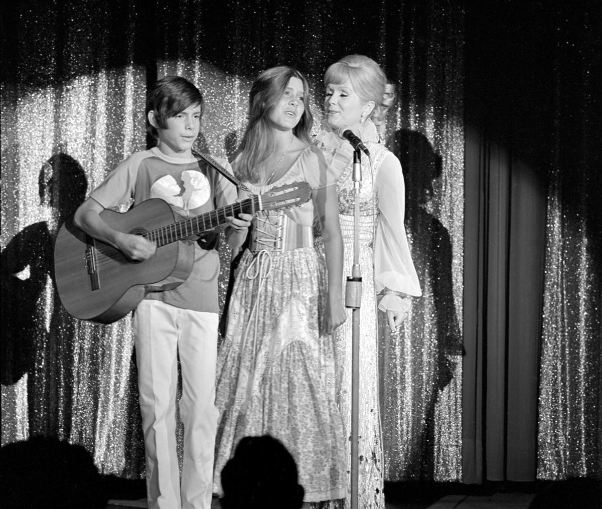 JGM06. LAS VEGAS (NV, EE.UU.), 28/12/2016.- Las actrices estadounidenses Debbie Reynolds (d) y sus hijos Carrie Fisher (c) y Todd Fisher (i) en la noche de apertura del espectáculo de Reynolds en el Desert Inn de Las Vegas, Nevada, EE.UU. el 28 de julio de 1971. Carrie Fisher murió a los 60 años en Los Ángeles el 27 de diciembre de 2016. Según informes de prensa de hoy, 28 de diciembre de 2016, Debbie Reynolds ha sido hospitalizada debido a un posible accidente cerebrovascular. EFE/CRÉDITO OBLIGATORIO: LVNB/JIM BRRUP via european pressphoto agency/SOLO USO EDITORIAL/NO VENTAS