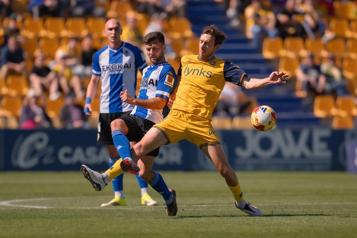 Calavera pierde el balón en el centro del campo con Rentero observando la acción.