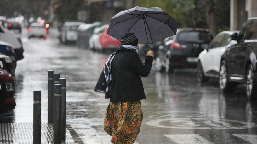 Detalle de un día de lluvia en la ciudad de Eivissa.  | V. MARÍ