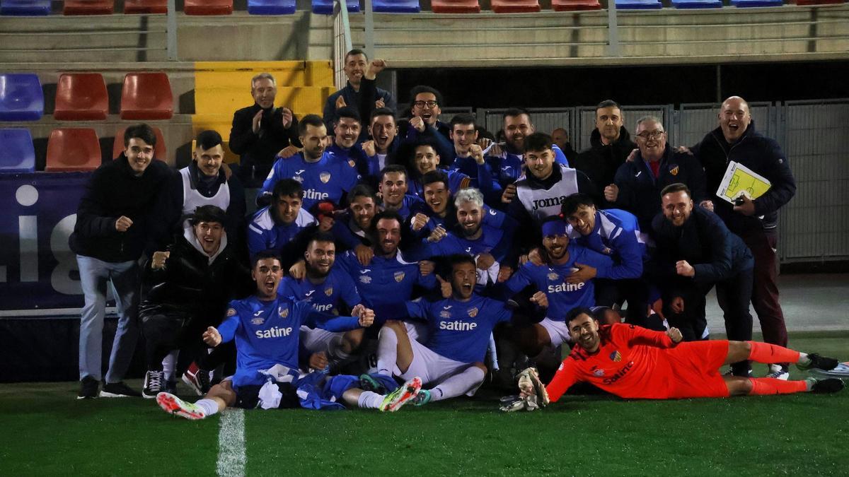 Los jugadores del Burriana y el cuerpo técnico celebran el gran triunfo en el campo del Levante B.