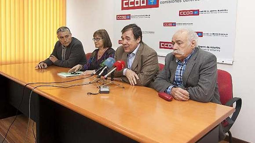 Por la izquierda, Orviz, Escudero, Carrillo y Gutiérrez, en Oviedo.
