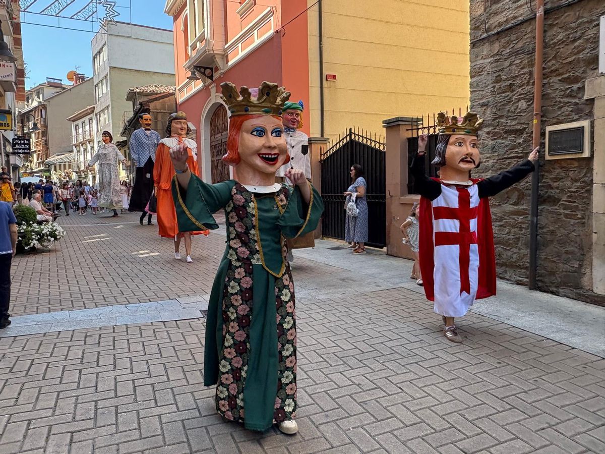 Los gigantes por las calles de Cangas del Narcea.