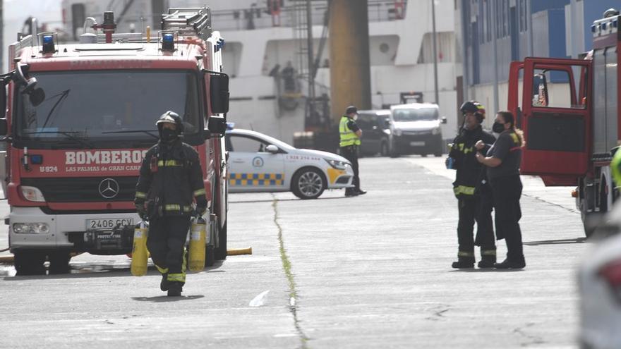 Extinguido el incendio en un barco en el puerto de La Luz con tres fallecidos