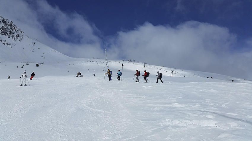 Tot caminant. Un grup d’excursionistes travessant la pista del Cubil de Grandvalira en un dia gèlid i ennuvolat.