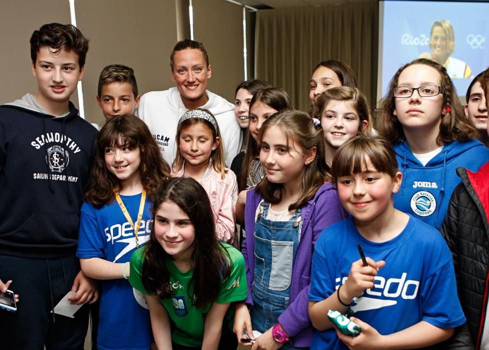 Mireia Belmonte visita el Club de Natación Santa Olaya