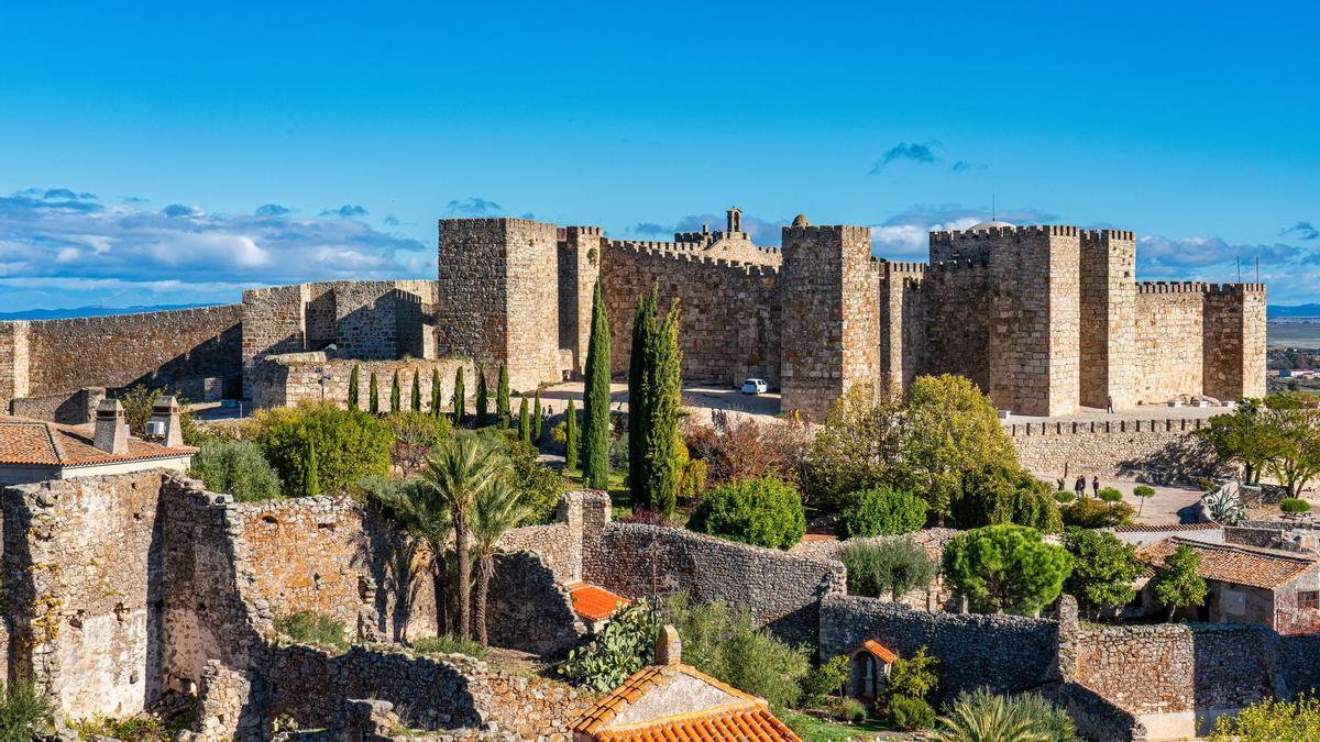 El castillo árabe de Trujillo en lo alto del pueblo