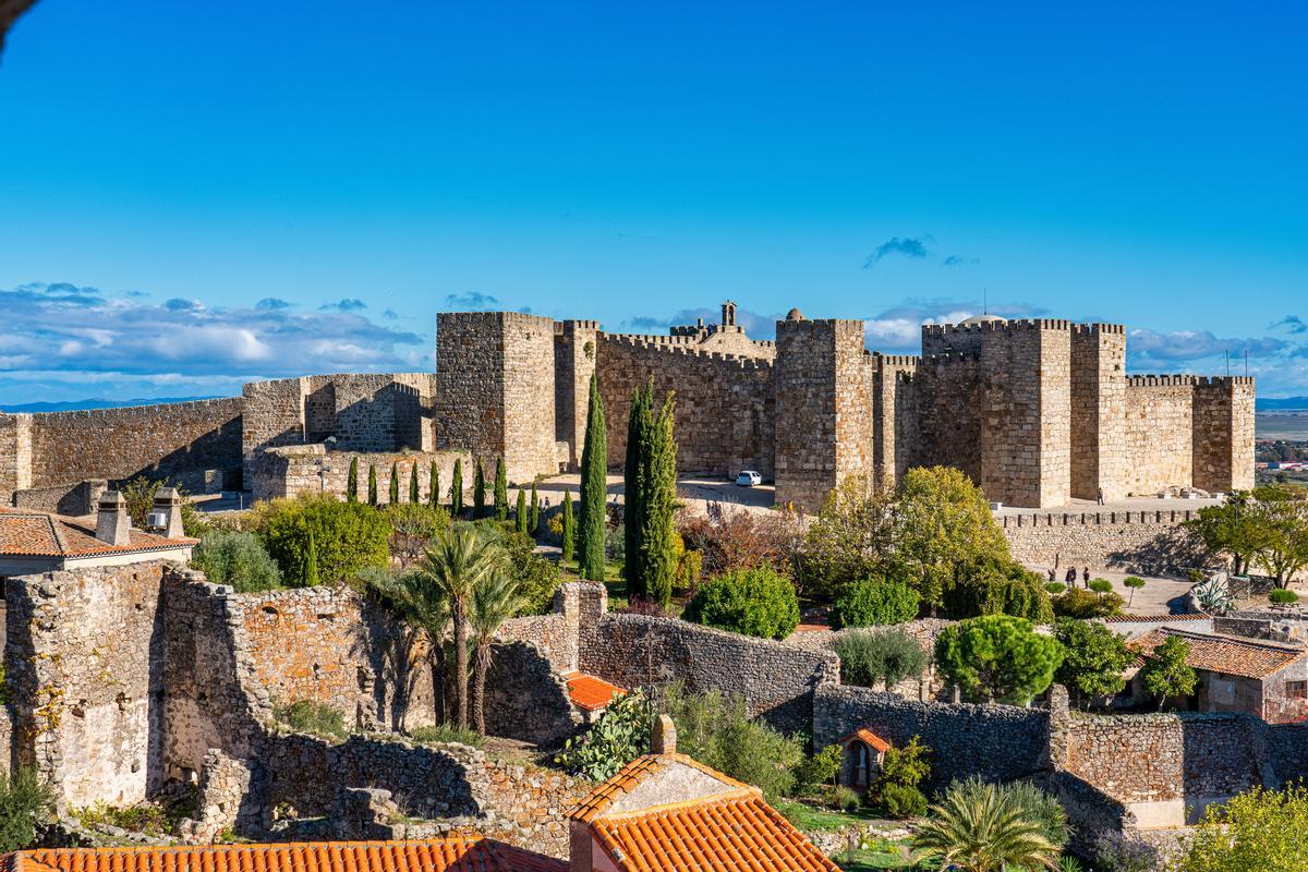 El castillo árabe de Trujillo en lo alto del pueblo