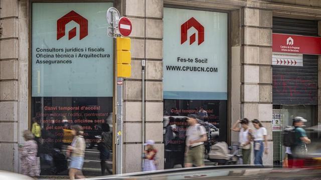 Façana de la seu de la Cambra de la Propietat Urbana de Barcelona. | MANU MITRU