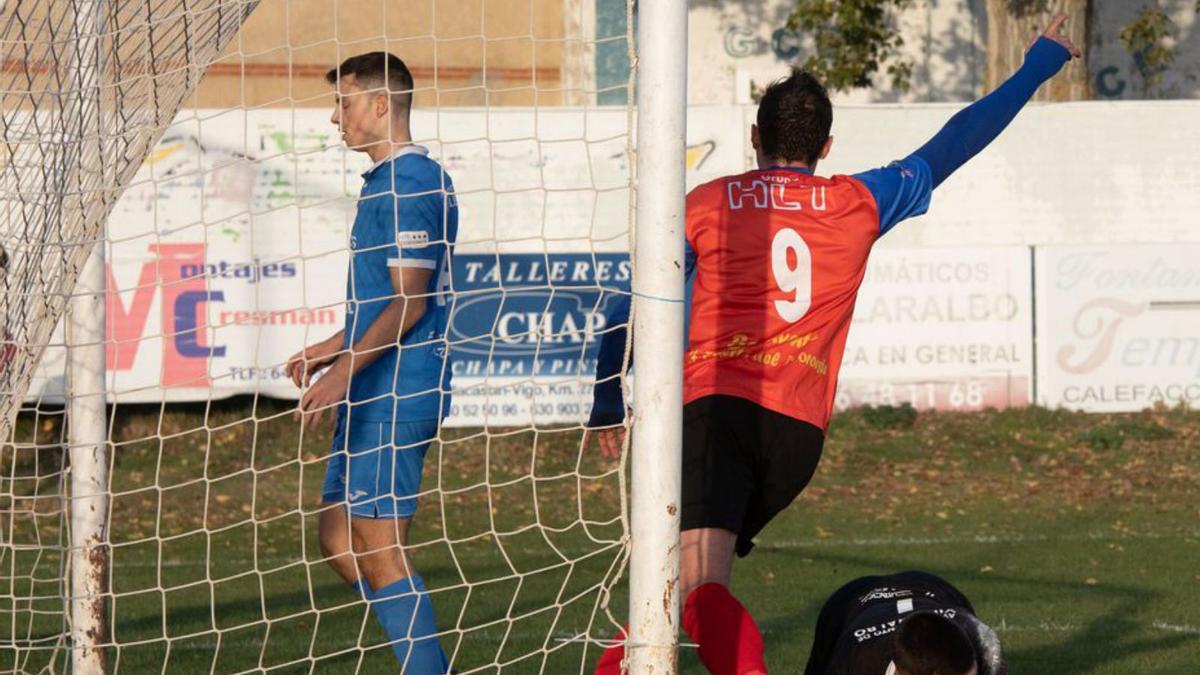 Turiel celebra un gol en el último duelo entre Villaralbo y Benavente. | A. B.
