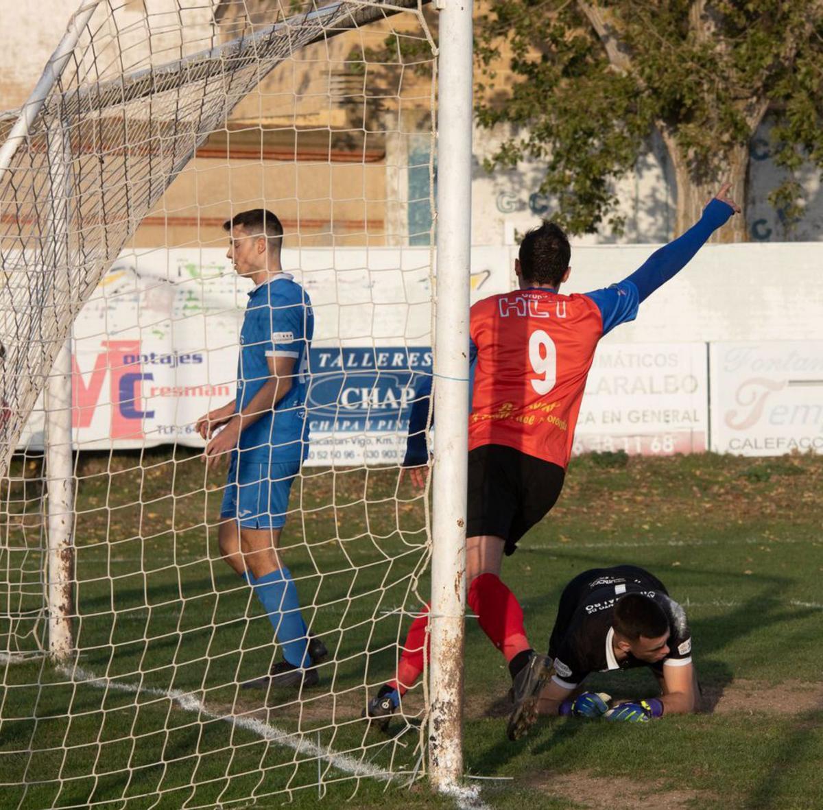 Turiel celebra un gol en el último duelo entre Villaralbo y Benavente. | A. B.