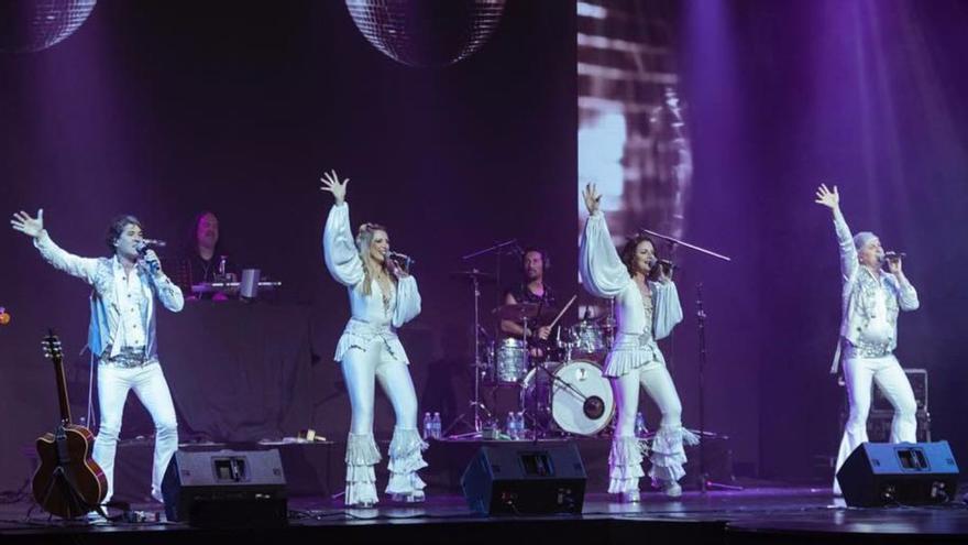 El grupo «ABBA, The Experience», durante un concierto. | A. C.