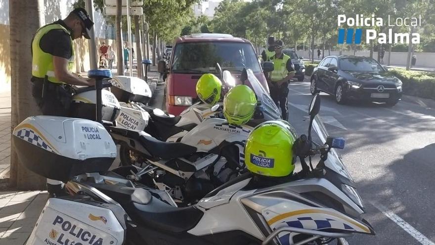 Agentes de la Policía Local de Palma, durante un control de tráfico.
