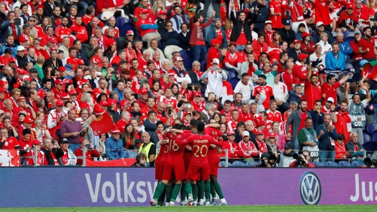 Cristiano Ronaldo, rodeado de sus compañeros portugueses tras marcar el primer gol.