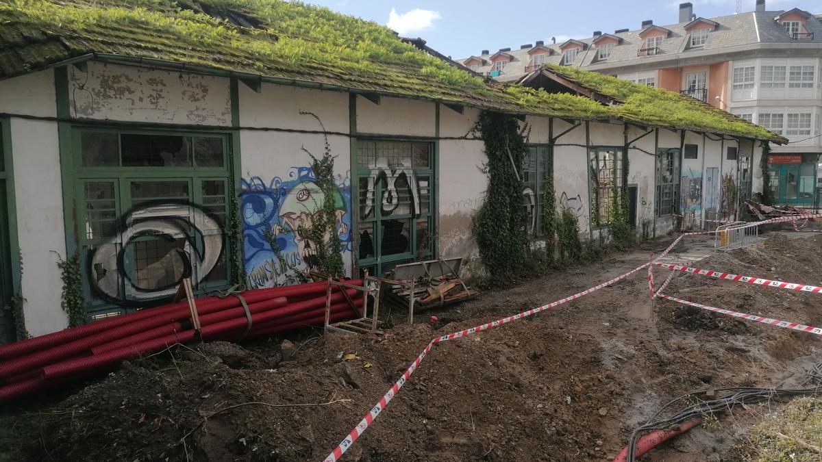 Obras en la parcela de la antigua fábrica de la luz de Betanzos. // La Opinión