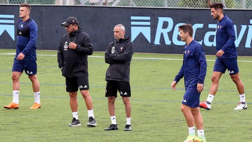 Radoja, a la derecha, ayer, durante el entrenamiento que Antonio Mohamed dirigió en A Madroa. // Marta G.Brea